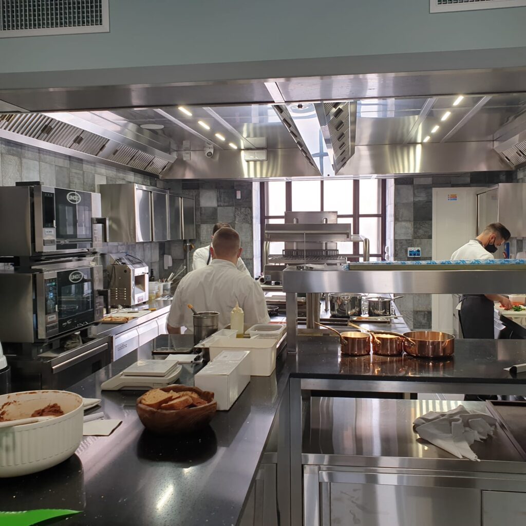 quintessenza chef al lavoro cucina imbar